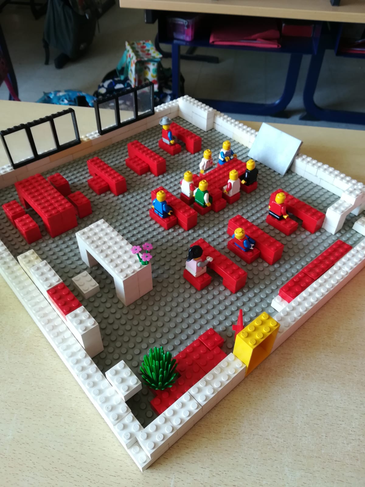 De klas nabouwen met lego in het tweede leerjaar.